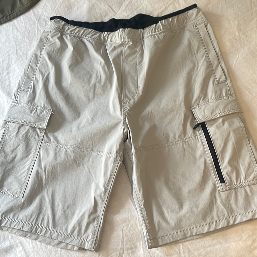 H&M Mens M shorts. Off white/grey